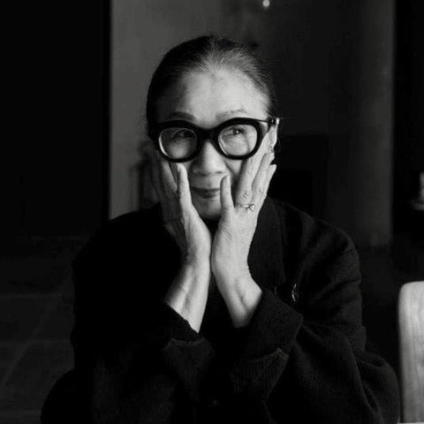 Ako Enomoto, grande esthète basée à Tokyo, qui déniche les meilleurs créateurs nippons afin de les faire éclore notamment sur le marché français